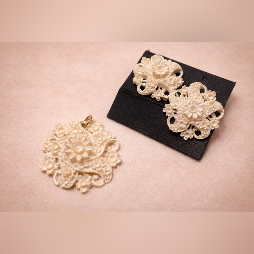 Cream Floral Pendant & Matching Earrings Set – Soft Ivory Tone – No Chain